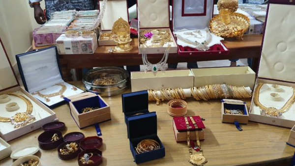 APCO के पूर्व चेयरमैन गुज्जला श्रीनिवासुलु के घर सीबीआई छापा, 3 KG सोना और करोड़ों की नकदी बरामद APCO के पूर्व चेयरमैन गुज्जला श्रीनिवासुलु के घर सीबीआई छापा, 3 KG सोना और करोड़ों की नकदी बरामद