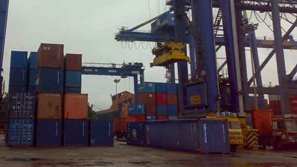 21,000 से अधिक लार्जस्क्रीन टेलीविजन सेट बंदरगाहों में अटके हुए हैं