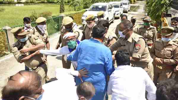 up police detained congress delegation reaches to Azamgarh up police detained congress delegation reaches to Azamgarh
