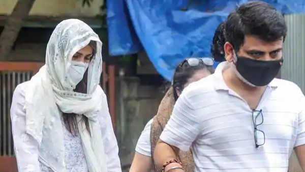 बैंक अकाउंट से रिया और उनके भाई के जरिेए पैसों का लेनदेन हुआः ED