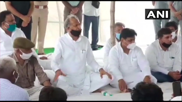 आत्महत्या करने वाले 11 लोगों के घर पहुंचे सीएम