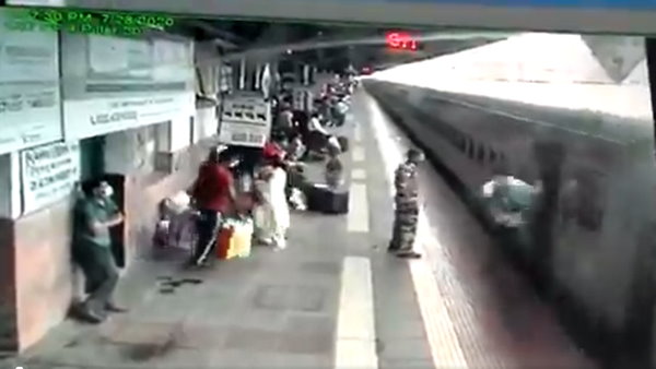 घटना स्टेशन पर लगे सीसीटीवी में कैद हो गई