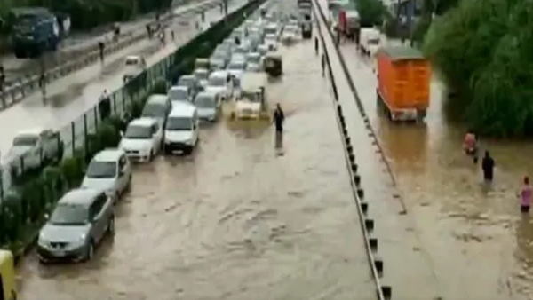 waterlogging on Delhi Gurugram Expressway following heavy rainfall in the area waterlogging on Delhi Gurugram Expressway following heavy rainfall in the area