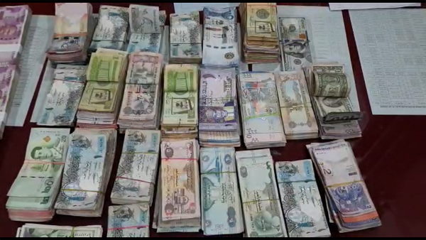foreign currency cash seized by GRP and RPF team at uttar pradesh foreign currency cash seized by GRP and RPF team at uttar pradesh