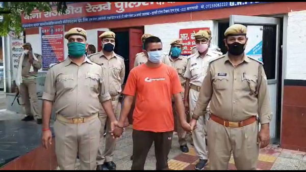 foreign currency cash seized by GRP and RPF team at uttar pradesh foreign currency cash seized by GRP and RPF team at uttar pradesh