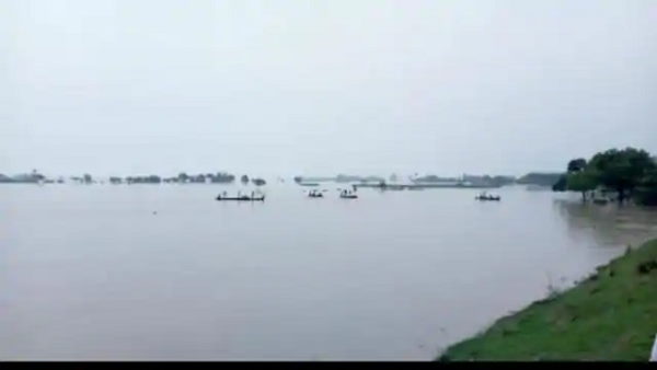 बाढ़ से तबाह गांववाले दूसरी जगहों को निकले