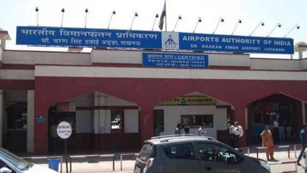 41 lakh rupees worth gold seized at amausi airport lucknow, a passenger smuggling from dubai 41 lakh rupees worth gold seized at amausi airport lucknow, a passenger smuggling from dubai