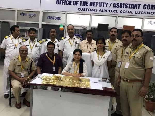 41 lakh rupees worth gold seized at amausi airport lucknow, a passenger smuggling from dubai 41 lakh rupees worth gold seized at amausi airport lucknow, a passenger smuggling from dubai