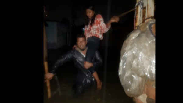 Heavy rain in Neelganga Area of Ujjain Many people rescued by Police Heavy rain in Neelganga Area of Ujjain Many people rescued by Police