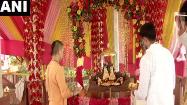 इस्कॉन मंदिर में हुई पूजा