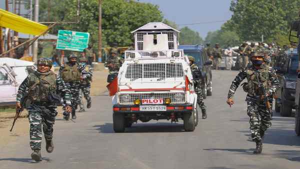 'घाटी को 40,000 करोड़ का नुकसान- 4,97,000 बेरोजगार'