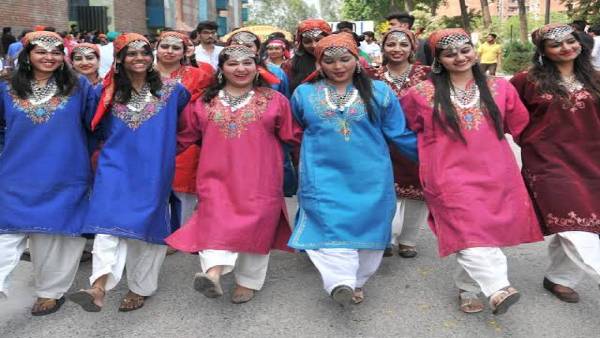 कश्मीरी युवा शांति से रहना चाहते हैं और समृद्धि की ओर बढऩा चाहते हैं
