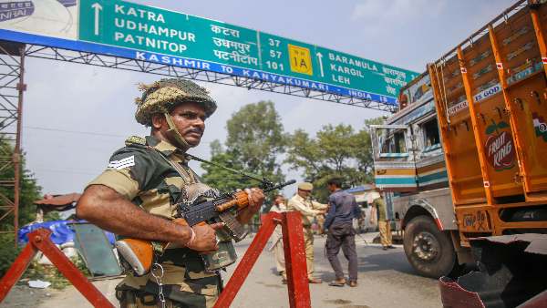 क्या वह कभी राजनीति में लौटेंगे के सवाल पर फैसल कहते हैं कि...