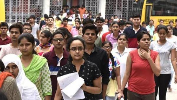 छात्रों का पक्ष ले रहे वरिष्ठ अधिवक्ता ने परीक्षा स्थगित करने की अपील की