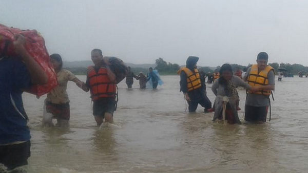 ओडिशा में बाढ़ का कहर जारी, 17 की मौत, 14 लाख से ज्यादा प्रभावित | 14 lakh people are affected due to flood in odisha - Hindi Oneindia