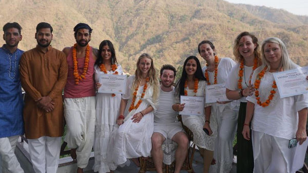 देश विदेश के लोगों को सिखाती हैं योगा