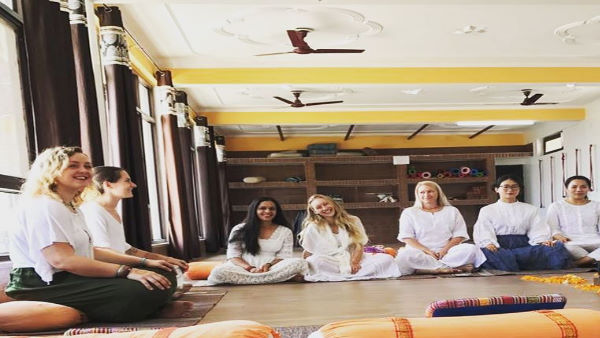 ऋषिकेश योगा टीचर बनने आई यहीं की होकर रह गई
