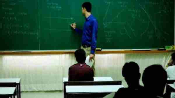 बैंक खाते में भेजी जा रही था सैलरी