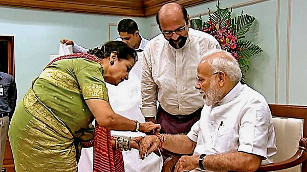 25 सालों से नरेंद्र मोदी को बांध रहीं राखी
