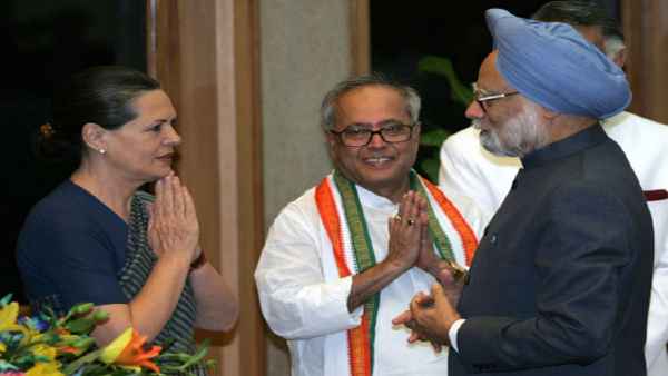 तीसरी बार सोनिया गांधी ने प्रणब मुखर्जी के बजाय मनमोहन सिंह को प्रधानमंत्री बना दिया