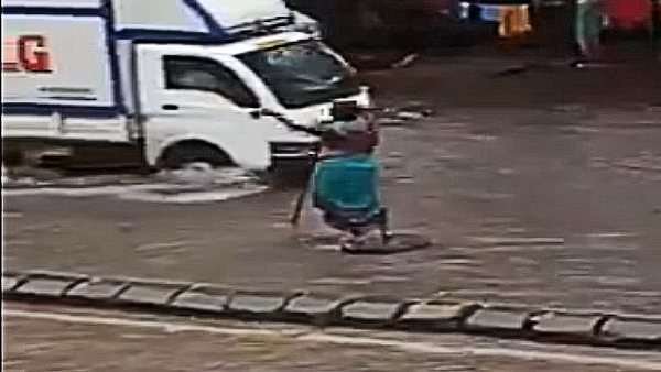 बुजुर्ग महिला का यह वीडियो सोशल मीडिया पर किसी ने अपलोड कर दिया