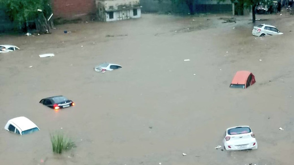 जयपुर में भारी बारिश के कारण