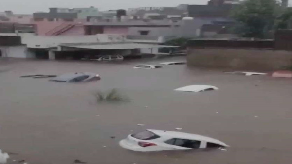 कांग्रेस विधायकों की बस भी पानी में फंसी