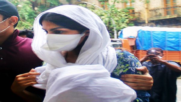 अब तक लुकाछुपी की खेल रहीं कथित गर्लफ्रेंड व अभिनेत्री रिया चक्रवर्ती