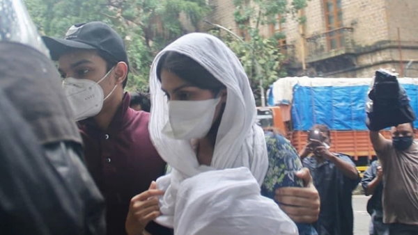 रिया की आय और निवेश बेमेल