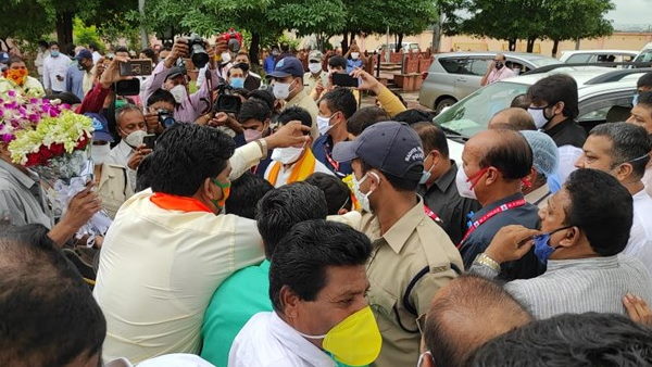 सिंधिया का कांग्रेस कार्यकर्ताओं ने किया विरोध