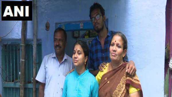 माता-पिता ने दिन रात पढ़ीं किताबें