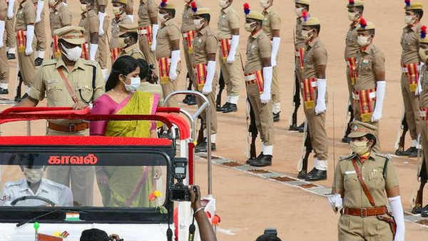 लोग कर रहे साहस को सलाम