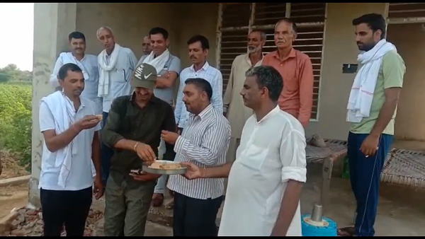 गांववालों ने बांटी मिठाई