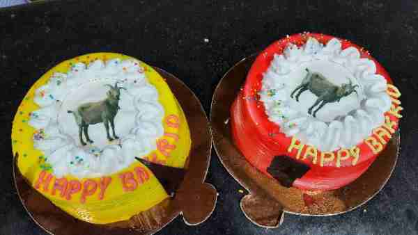 People celebrated the festival of Bakrid by cutting the cake People celebrated the festival of Bakrid by cutting the cake