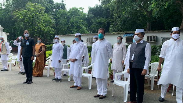 प्रियंका गांधी ने भी दी स्वतंत्रता दिवस की शुभकामनाएं