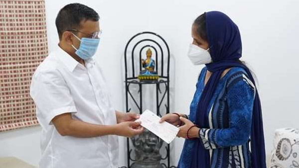 CM Kejriwal gave a check of 1 crore to the family of Corona warriors Rajesh Bhardwaj CM Kejriwal gave a check of 1 crore to the family of Corona warriors Rajesh Bhardwaj