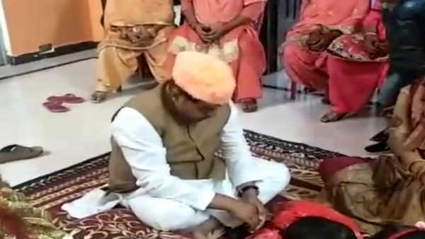 महिला शादी के मंडप में पहुंची