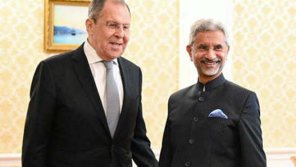 विदेश मंत्री एस जयशंकर शंघाई सहयोग संगठन (SCO) की बैठक में हिस्सा लेने के लिए रूस में हैं। चार दिवसीय उनके दौरा का बुधवार को दूसरा दिन था। बुधवार को एस जयशंकर ने मॉस्को में अपने रूसी समकक्ष सर्गेई लावरोव से मुलाकात की। जयशंकर ने इसे लेकर कहा, विदेश मंत्री सर्गेई लावरोव से व्यक्तिगत रूप से मिलकर प्रसन्नता हुई। रणनीतिक भागीदारी को लेकर वार्ता हुई। विदेश मंत्री एस जयशंकर शंघाई सहयोग संगठन (SCO) की बैठक में हिस्सा लेने के लिए रूस में हैं। चार दिवसीय उनके दौरा का बुधवार को दूसरा दिन था। बुधवार को एस जयशंकर ने मॉस्को में अपने रूसी समकक्ष सर्गेई लावरोव से मुलाकात की। जयशंकर ने इसे लेकर कहा, विदेश मंत्री सर्गेई लावरोव से व्यक्तिगत रूप से मिलकर प्रसन्नता हुई। रणनीतिक भागीदारी को लेकर वार्ता हुई।