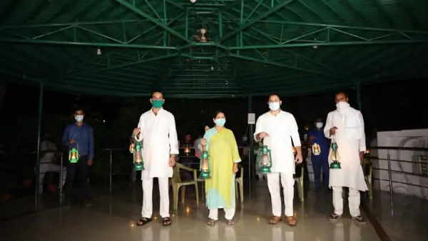 tejashwi yadav family and rjd supporters put on lantern on issue of unemployement tejashwi yadav family and rjd supporters put on lantern on issue of unemployement