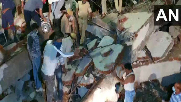 Gujarat: Three persons died after an under-construction building collapsed in Bawamanpura in Vadodara late last night. Rescue operation underway. Gujarat: Three persons died after an under-construction building collapsed in Bawamanpura in Vadodara late last night. Rescue operation underway.
