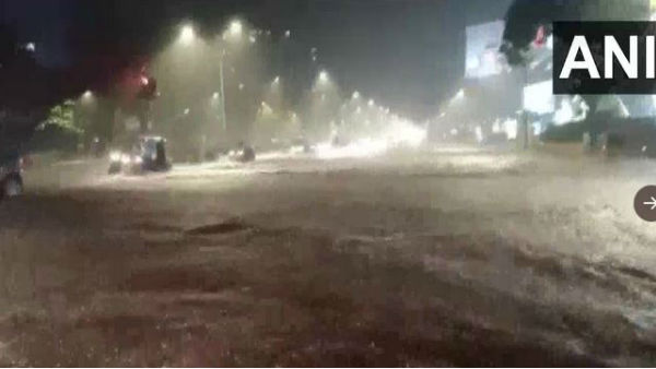 Weather Report: Heavy to Heavy Rain in Mumbai, Waterlogging on Road and Railway track Weather Report: Heavy to Heavy Rain in Mumbai, Waterlogging on Road and Railway track