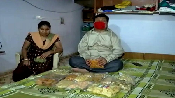 gujarats aatmanirbhar couple: physically Disabled husband wife now selling salty, when lost their jobs in corona lockdown gujarats aatmanirbhar couple: physically Disabled husband wife now selling salty, when lost their jobs in corona lockdown