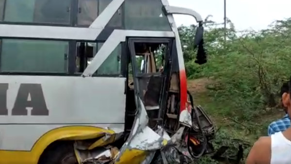 कार में सवार लोग अंदर ही फंस गए