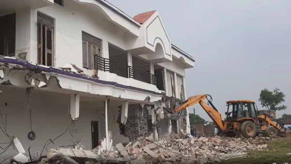 Illegal construction of relative of Atiq Ahmad demolished Illegal construction of relative of Atiq Ahmad demolished