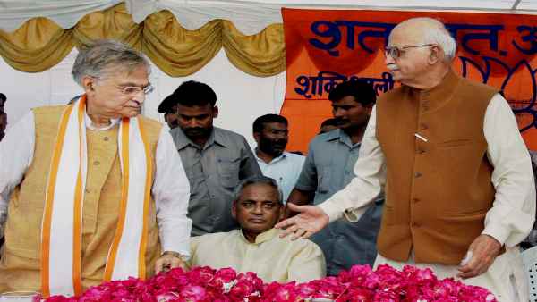 कुल 47 एफआईआर, दूसरी एफआईआर में नेताओं के नाम