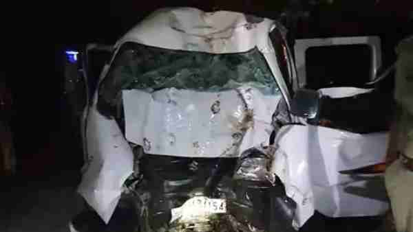 Bahraich: overspeed car collided with tree along highway four no more and six hospitlaised Bahraich: overspeed car collided with tree along highway four no more and six hospitlaised