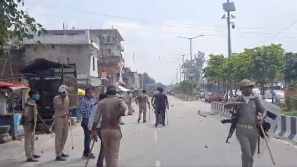 eight policemen injured in stone pelting in ballia eight policemen injured in stone pelting in ballia