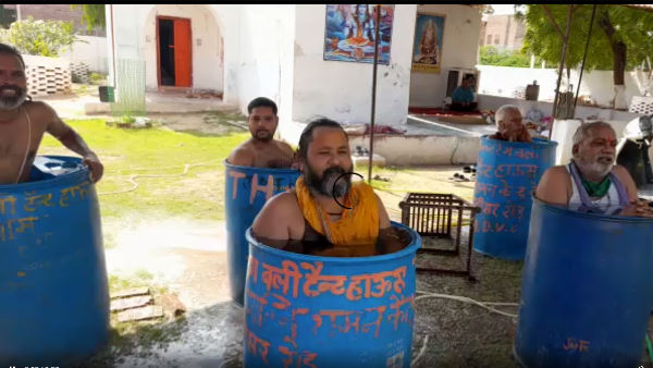 ड्रम में बैठकर तर्पण