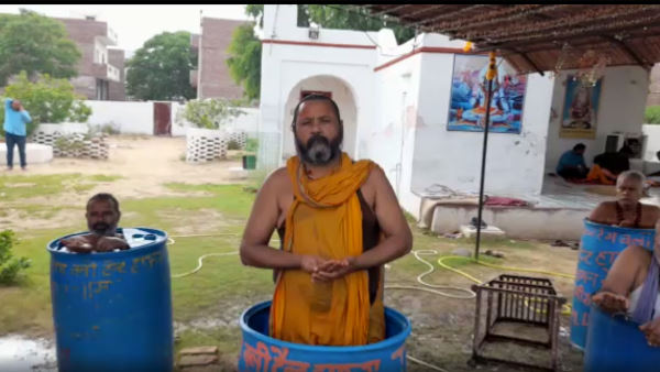 पेड़ों में डाल रहे पानी
