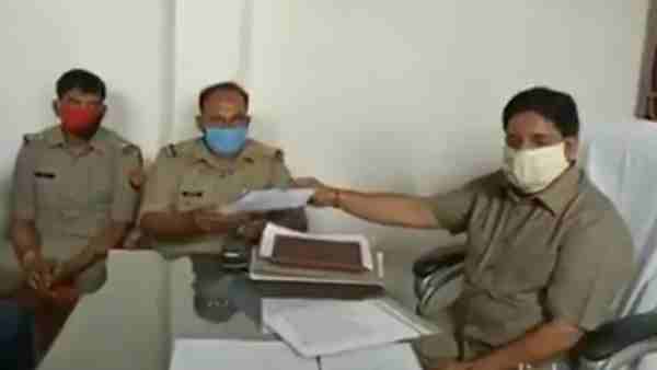 BJP MLA Ravendra Pal Singh lodged a complaint while sitting on the chair of SO BJP MLA Ravendra Pal Singh lodged a complaint while sitting on the chair of SO